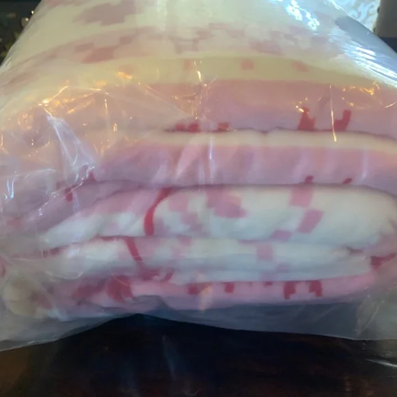 NWT 2025 Limited Edition VS Victoria Secret PINK Plush Blanket Bling Bag Set, - Picture 4 of 4